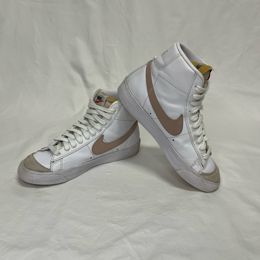 Nike Women's Blazer Mid 77 shoes
